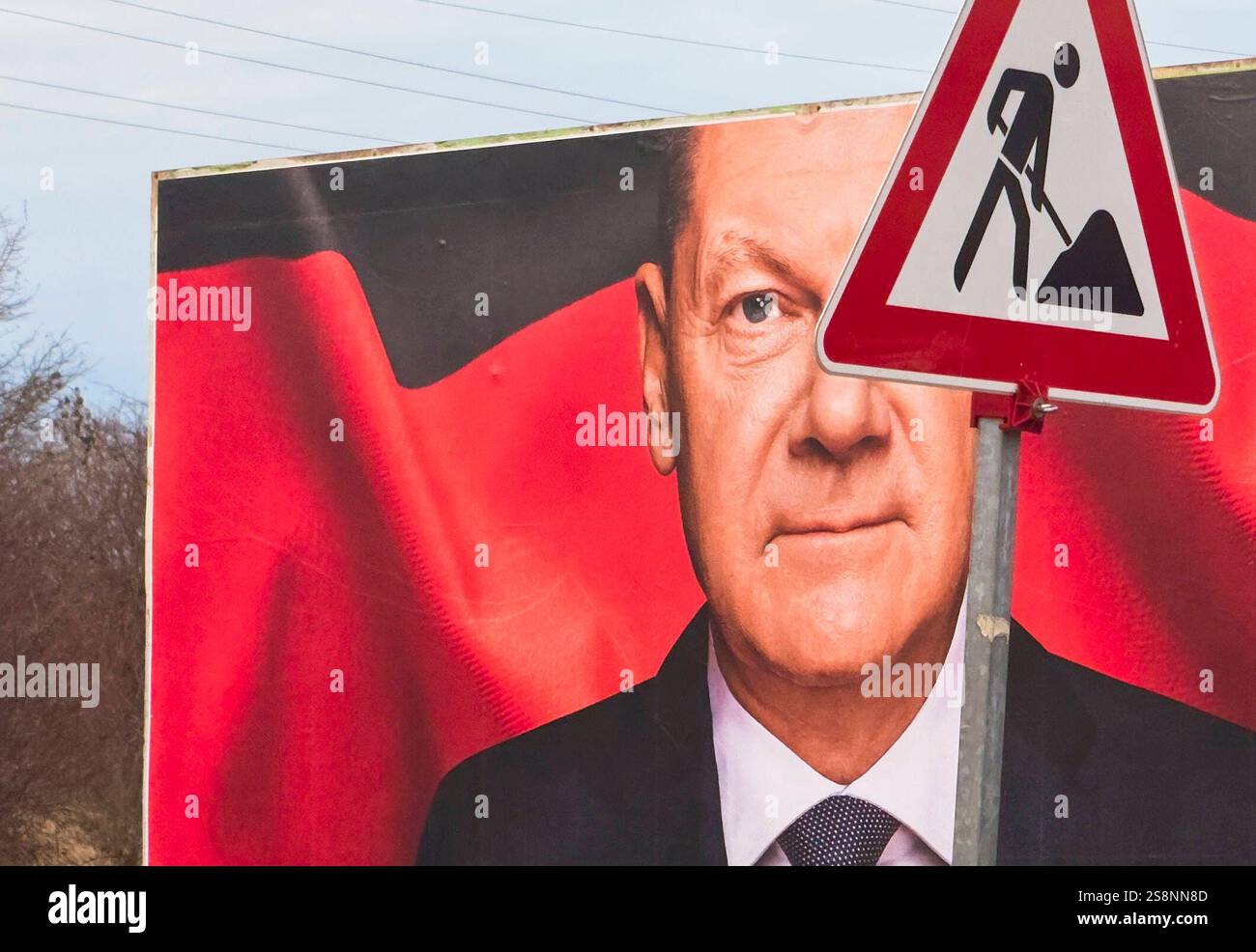 Parteiwahlplakate von Olaf Scholz SPD Bundeskanzler Deutschland mit Bauzeichen für die Bundestagswahl am 23. Februar 2025 am 22. Januar 2025 in Kaufbeuren. Stockfoto