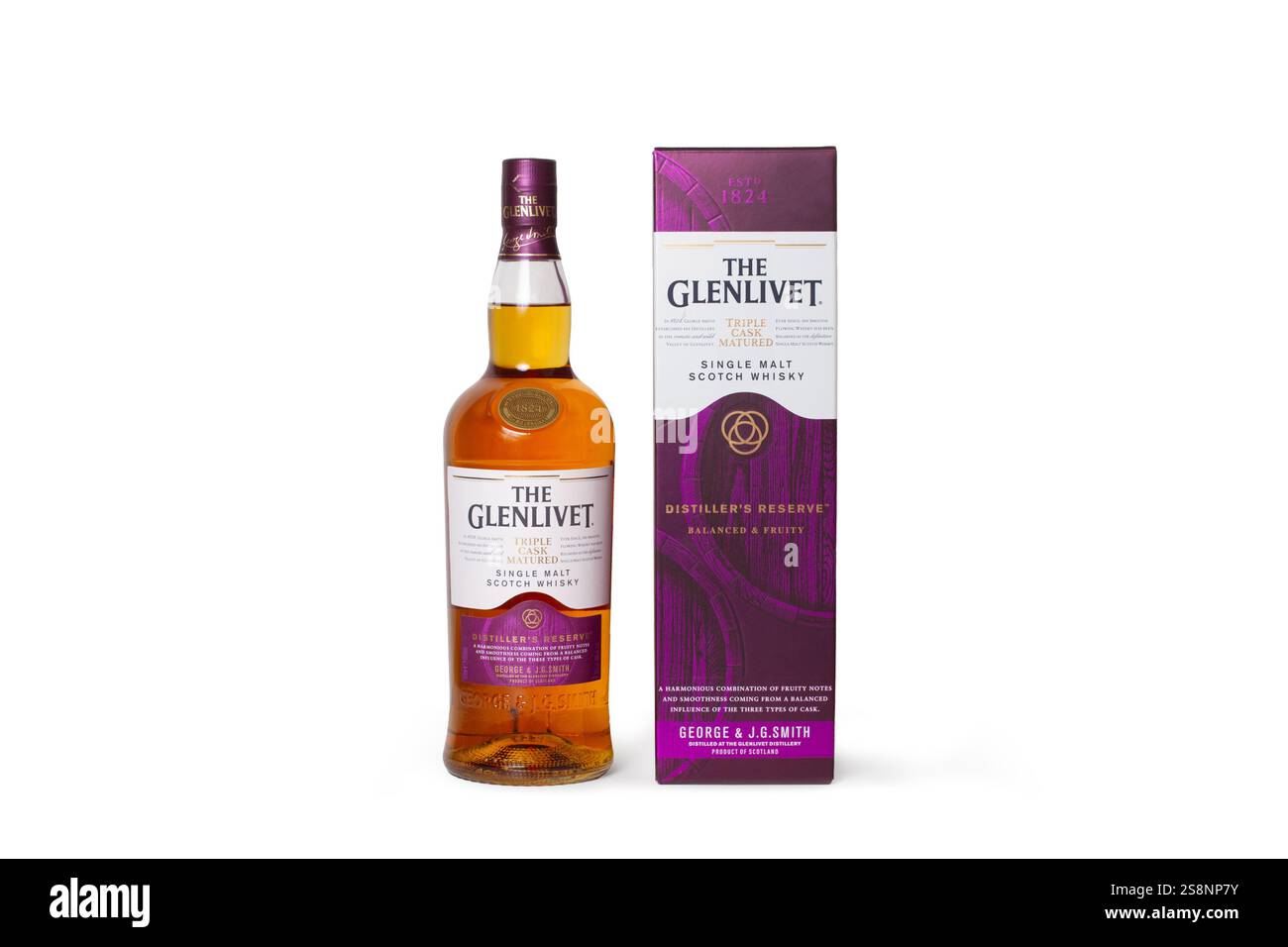 Eine Flasche Glenlivet Whisky und die Schachtel auf weißem Hintergrund mit Kopierraum Stockfoto