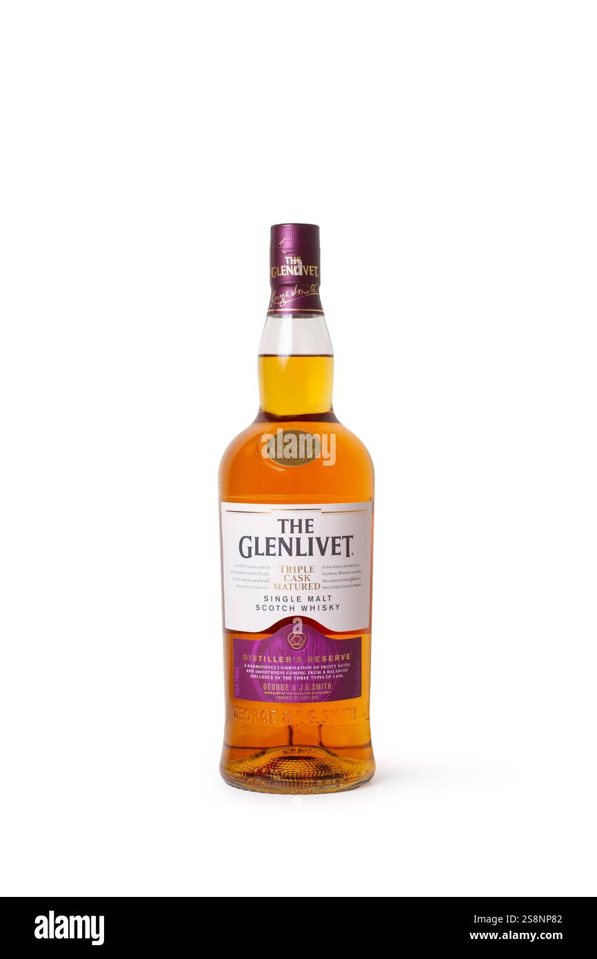 Eine Flasche Glenlivet Whisky auf weißem Hintergrund mit Kopierraum Stockfoto