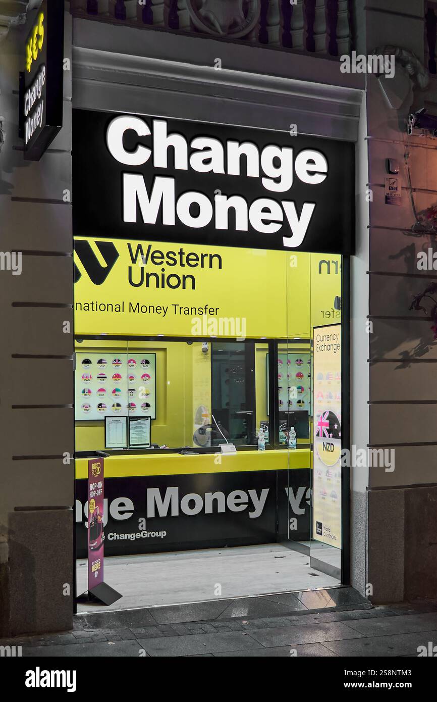 Madrid. Spanien - 23. Januar 2025: Wechselstube. Ein hell beleuchtetes Western Union Büro, das Geldtransfer und Geldwechsel anbietet Stockfoto