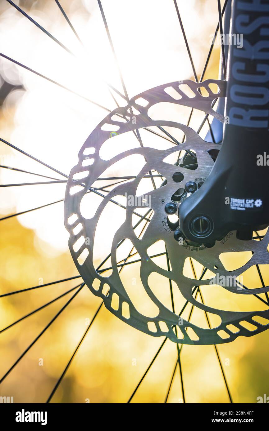 Nahaufnahme einer Fahrradbremsscheibe mit Sonnenlicht im Hintergrund, E-Bike, Waldrad, Calw, Bezirk Calw, Schwarzwald, Deutschland, Europa Stockfoto