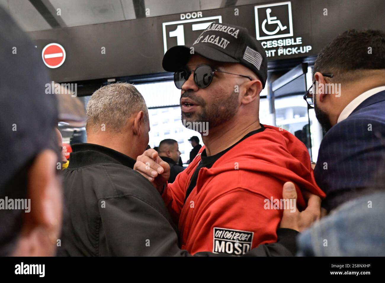 Miami, Usa. Januar 2025. Der Proud Boys Chair Enrique Tarrio, begnadigt von Präsident Donald Trump, kommt am 22. Januar 2025 nach Miami, FL. Enrique Tarrio war an den Unruhen am 6. Januar in der Hauptstadt beteiligt. (Foto: Michele Eve Sandberg/SIPA USA) Credit: SIPA USA/Alamy Live News Stockfoto