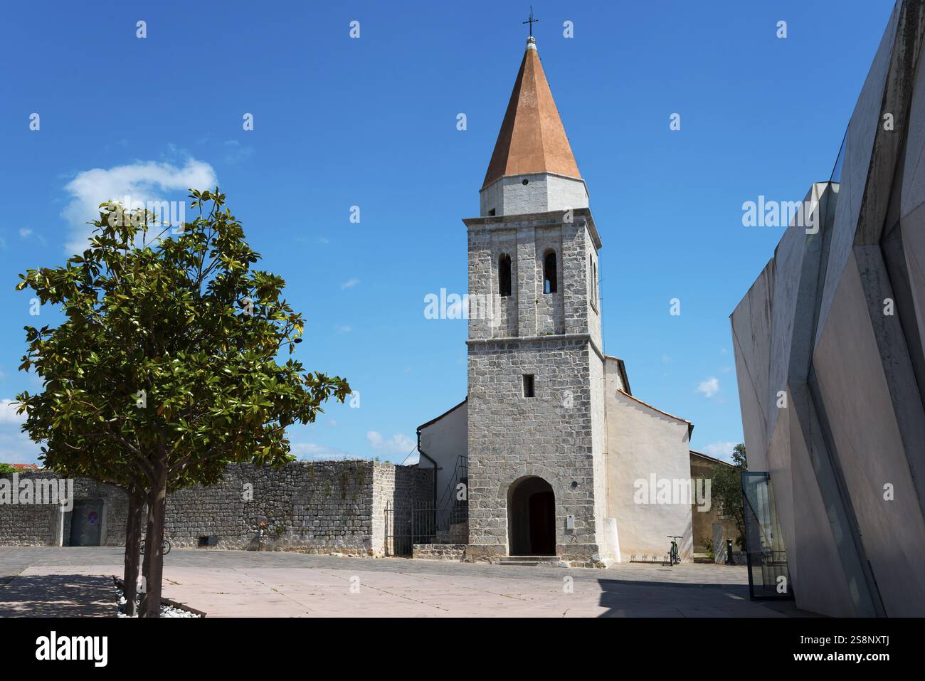 Kirche mit hohem Glockenturm und Baum in einem gepflasterten Innenhof, Kirche unserer Lieben Frau von Gesundheit, Altstadt, Stadt Krk, Insel Krk, Bucht von Kvarner Golf, Primor Stockfoto