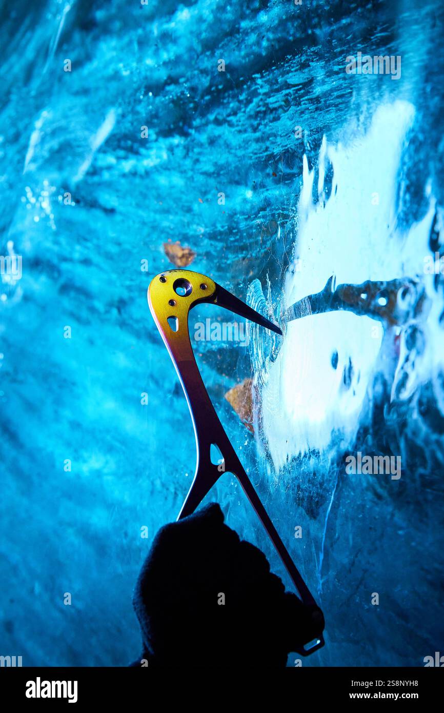 Ice fifi Haken für Eisklettern Alpinismus Bergsteigen Nahaufnahme an der Gletscherwand mit Reflexion Stockfoto