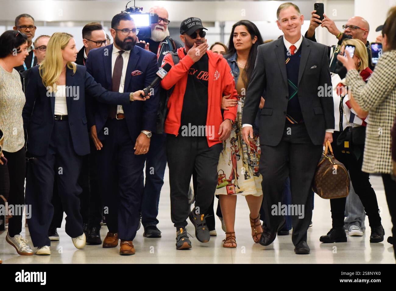 Miami, Usa. Januar 2025. Der Proud Boys Chair Enrique Tarrio, begnadigt von Präsident Donald Trump, kommt am 22. Januar 2025 nach Miami, FL. Enrique Tarrio war an den Unruhen am 6. Januar in der Hauptstadt beteiligt. (Foto: Michele Eve Sandberg/SIPA USA) Credit: SIPA USA/Alamy Live News Stockfoto