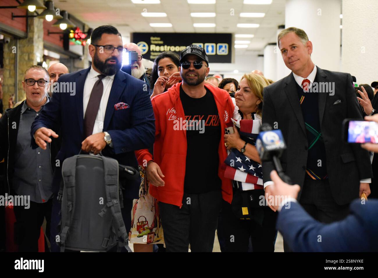 Miami, Usa. Januar 2025. Der Proud Boys Chair Enrique Tarrio, begnadigt von Präsident Donald Trump, kommt am 22. Januar 2025 nach Miami, FL. Enrique Tarrio war an den Unruhen am 6. Januar in der Hauptstadt beteiligt. (Foto: Michele Eve Sandberg/SIPA USA) Credit: SIPA USA/Alamy Live News Stockfoto