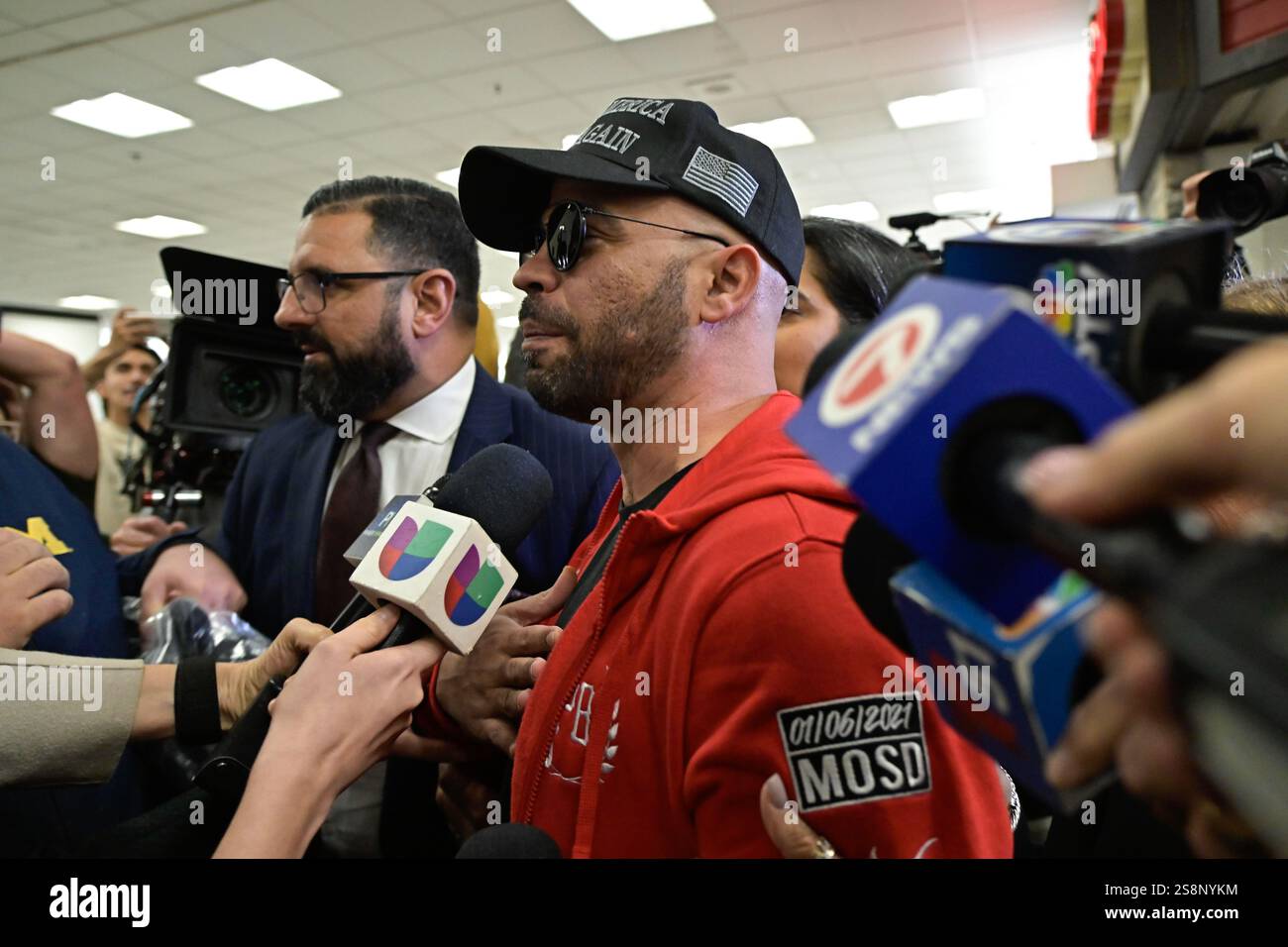 Miami, Usa. Januar 2025. Der Proud Boys Chair Enrique Tarrio, begnadigt von Präsident Donald Trump, kommt am 22. Januar 2025 nach Miami, FL. Enrique Tarrio war an den Unruhen am 6. Januar in der Hauptstadt beteiligt. (Foto: Michele Eve Sandberg/SIPA USA) Credit: SIPA USA/Alamy Live News Stockfoto