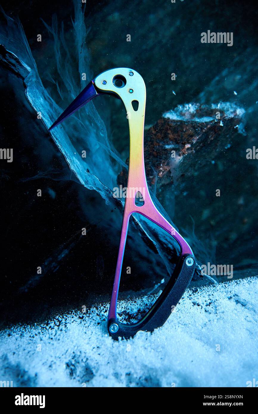 Ice fifi Haken für Eisklettern Alpinismus Bergsteigen Nahaufnahme an der Gletscherwand mit Reflexion Stockfoto