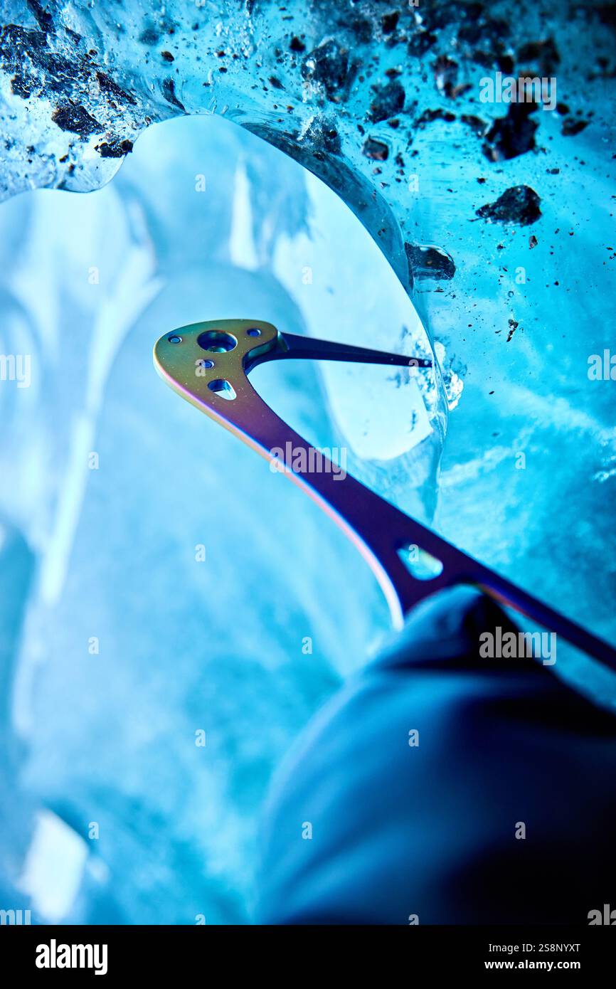 Ice fifi Haken für Eisklettern Alpinismus Bergsteigen Nahaufnahme an der Gletscherwand mit Reflexion Stockfoto