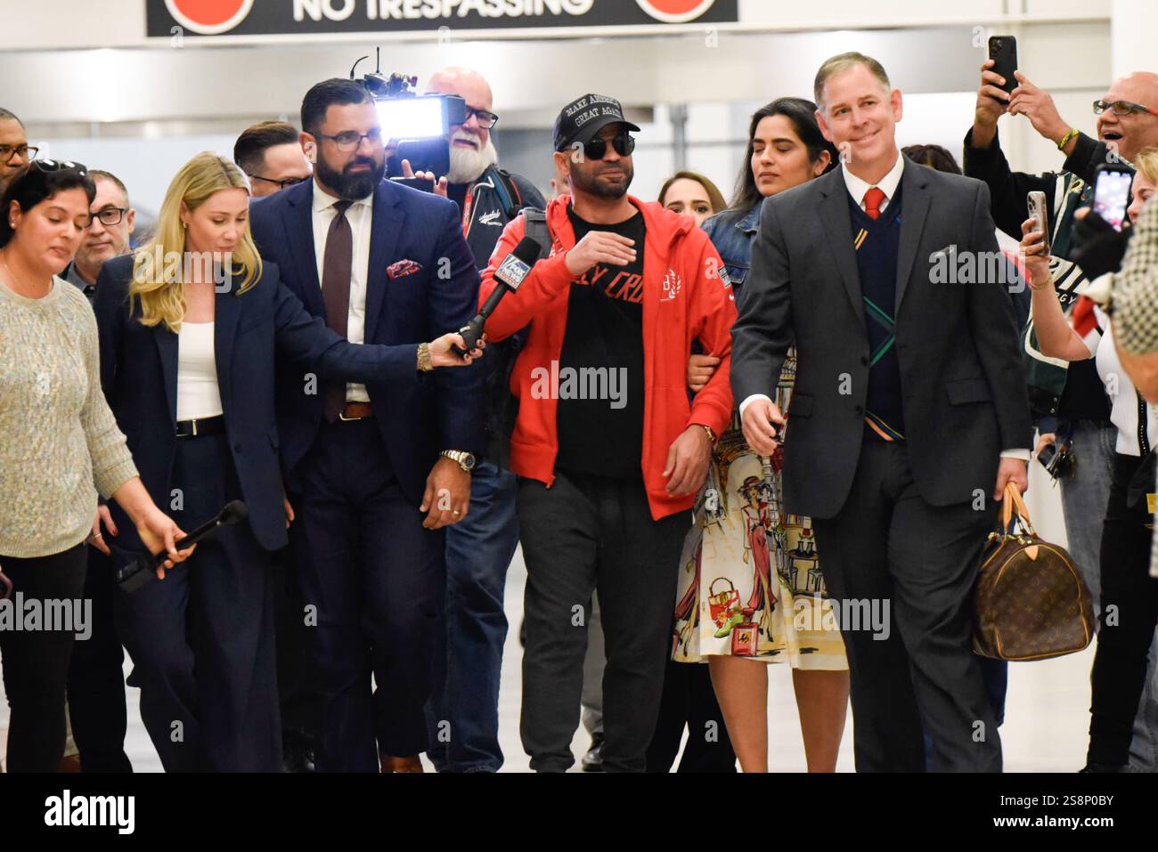 Miami, Usa. Januar 2025. Der Proud Boys Chair Enrique Tarrio, begnadigt von Präsident Donald Trump, kommt am 22. Januar 2025 nach Miami, FL. Enrique Tarrio war an den Unruhen am 6. Januar in der Hauptstadt beteiligt. (Foto: Michele Eve Sandberg/SIPA USA) Credit: SIPA USA/Alamy Live News Stockfoto