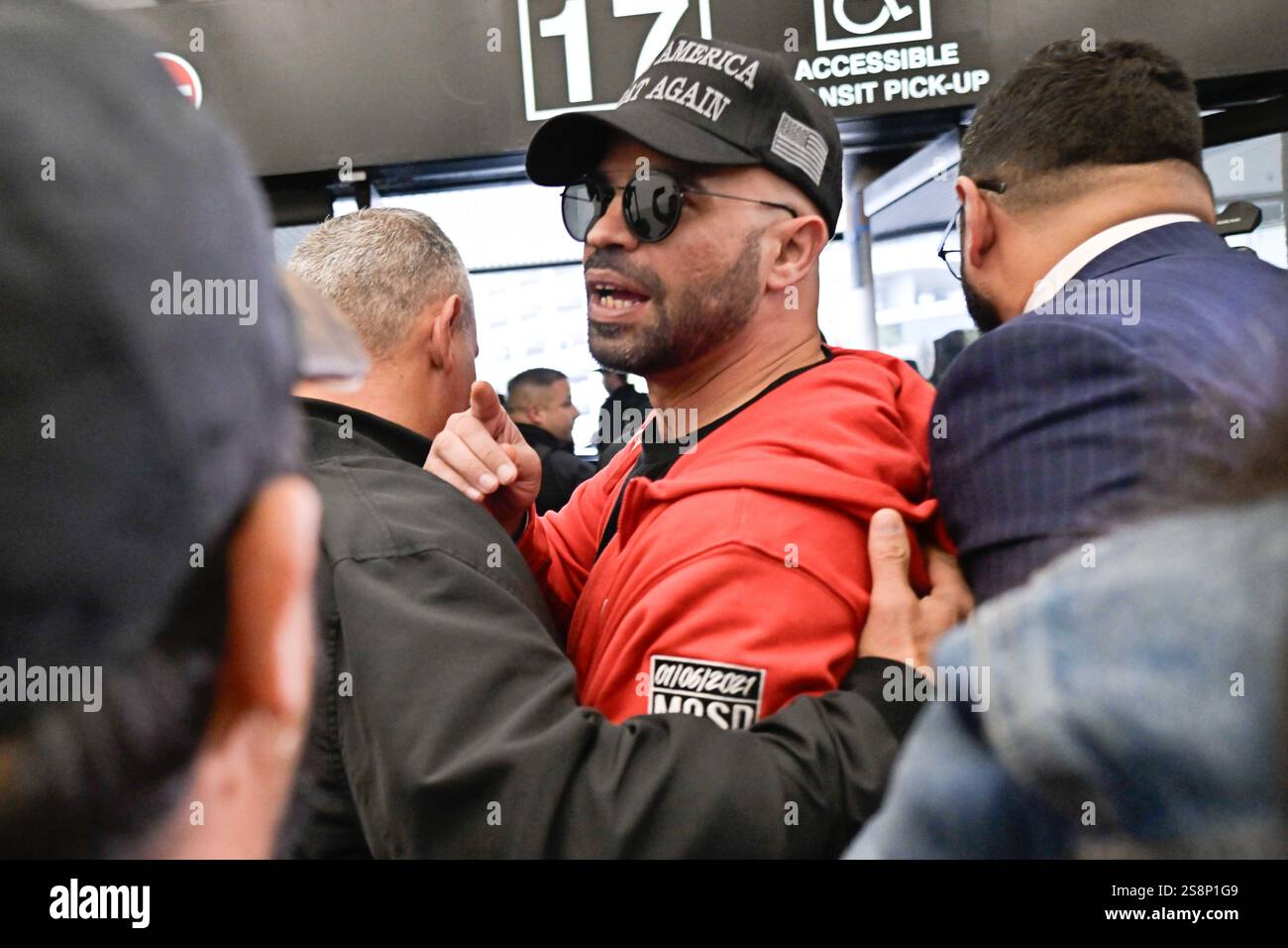 Miami, Usa. Januar 2025. Der Proud Boys Chair Enrique Tarrio, begnadigt von Präsident Donald Trump, kommt am 22. Januar 2025 nach Miami, FL. Enrique Tarrio war an den Unruhen am 6. Januar in der Hauptstadt beteiligt. (Foto: Michele Eve Sandberg/SIPA USA) Credit: SIPA USA/Alamy Live News Stockfoto