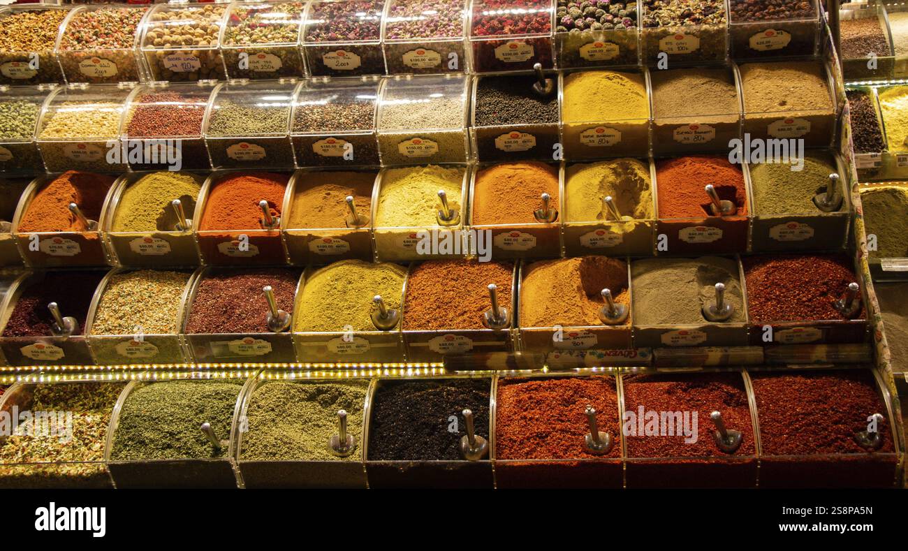 Orientalische bunte Gewürze in einem traditionellen türkischen Gewürzbasar Stockfoto