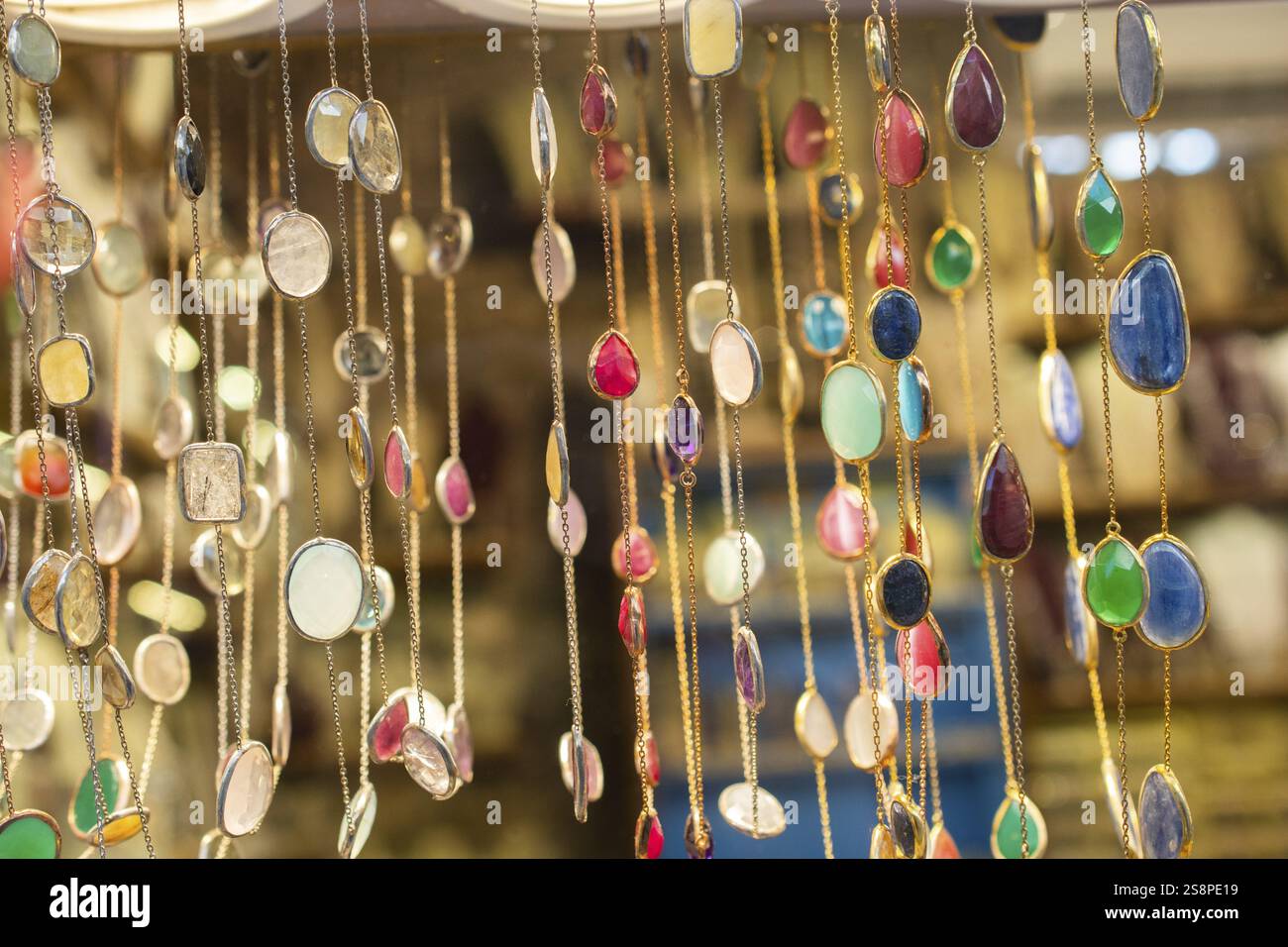 Verschiedene Edelsteinperlen Halskette. Schmuck Halskette moderne Mode. Handgefertigter Schmuck aus Natursteinen Stockfoto