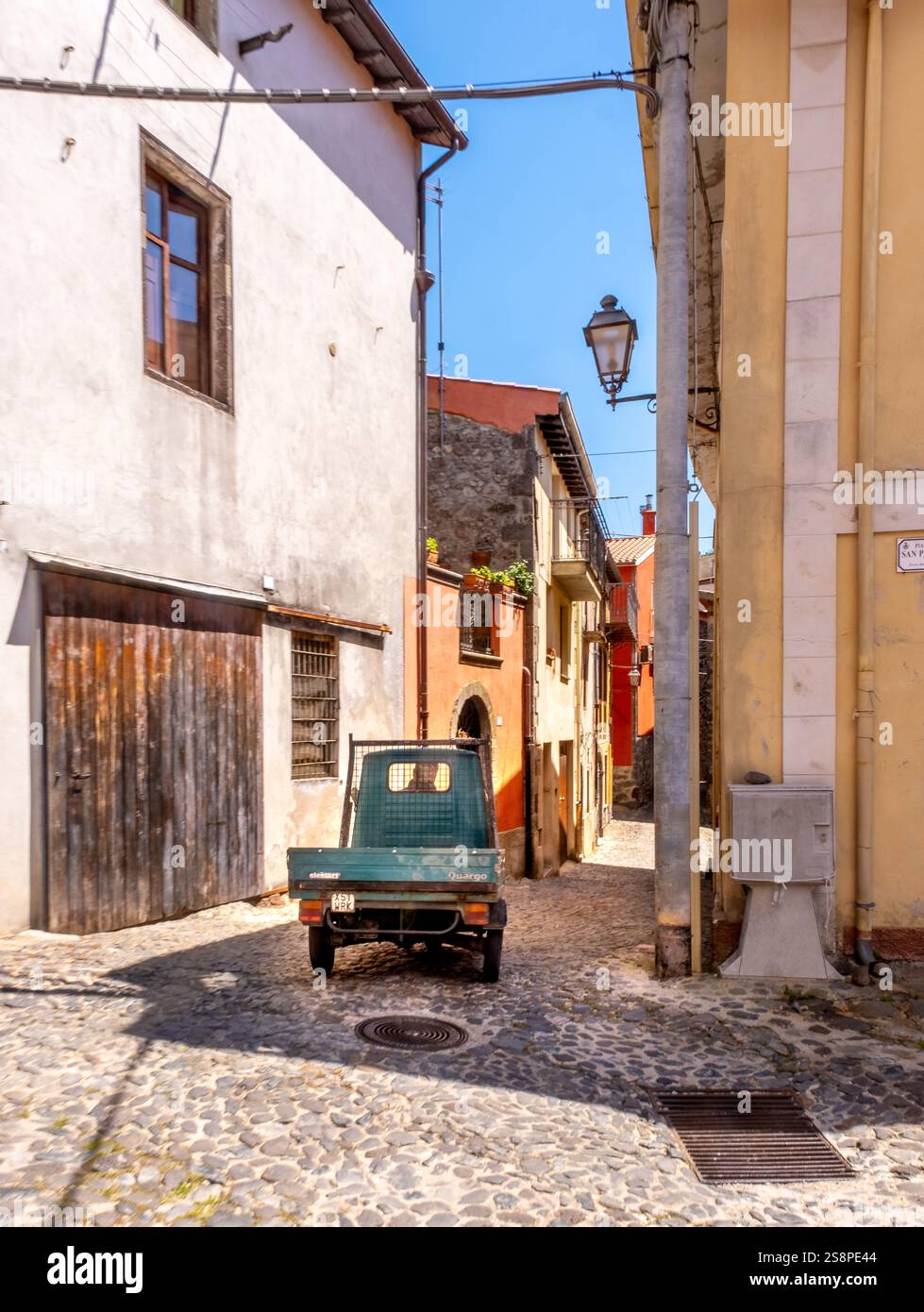 Kleiner Ape Van in den Gassen von Santu Lussurgiu, Europa, Provinz Oristano, Italien Stockfoto