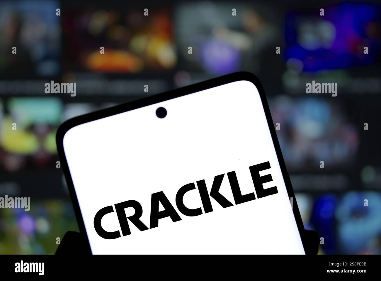 Das Crackle-Logo wird auf dem Smartphone angezeigt. Crackle ist eine US-amerikanische Video-Streaming-Plattform Stockfoto