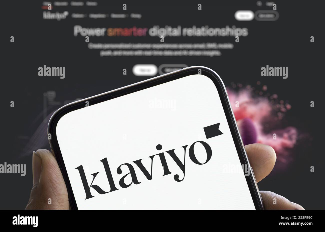 Das klaviyo-Logo wird auf dem Smartphone angezeigt. Klaviyo Inc. Ist ein globales Technologieunternehmen, das eine Plattform zur Marketingautomatisierung bereitstellt Stockfoto