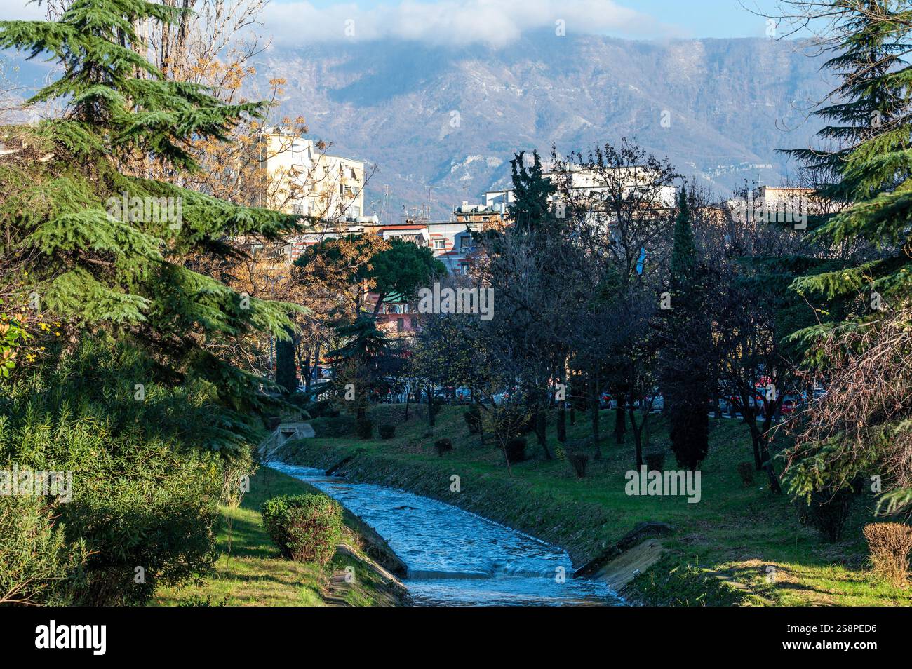 Der Fluss Lana mit Häusern und Bergen im Hintergrund, Tirana, Albanien, 13. Dezember 2024 Stockfoto Der Fluss Lana mit Häusern und Bergen im Hintergrund, Tirana, Albanien, 13. Dezember 2024 Stockfoto