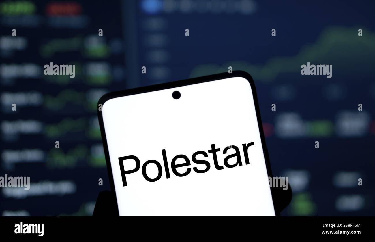 Das Polestar-Logo wird auf dem Smartphone angezeigt. Polestar ist ein schwedischer Automobilhersteller, der ein Unternehmen für Elektroautos herstellt Stockfoto