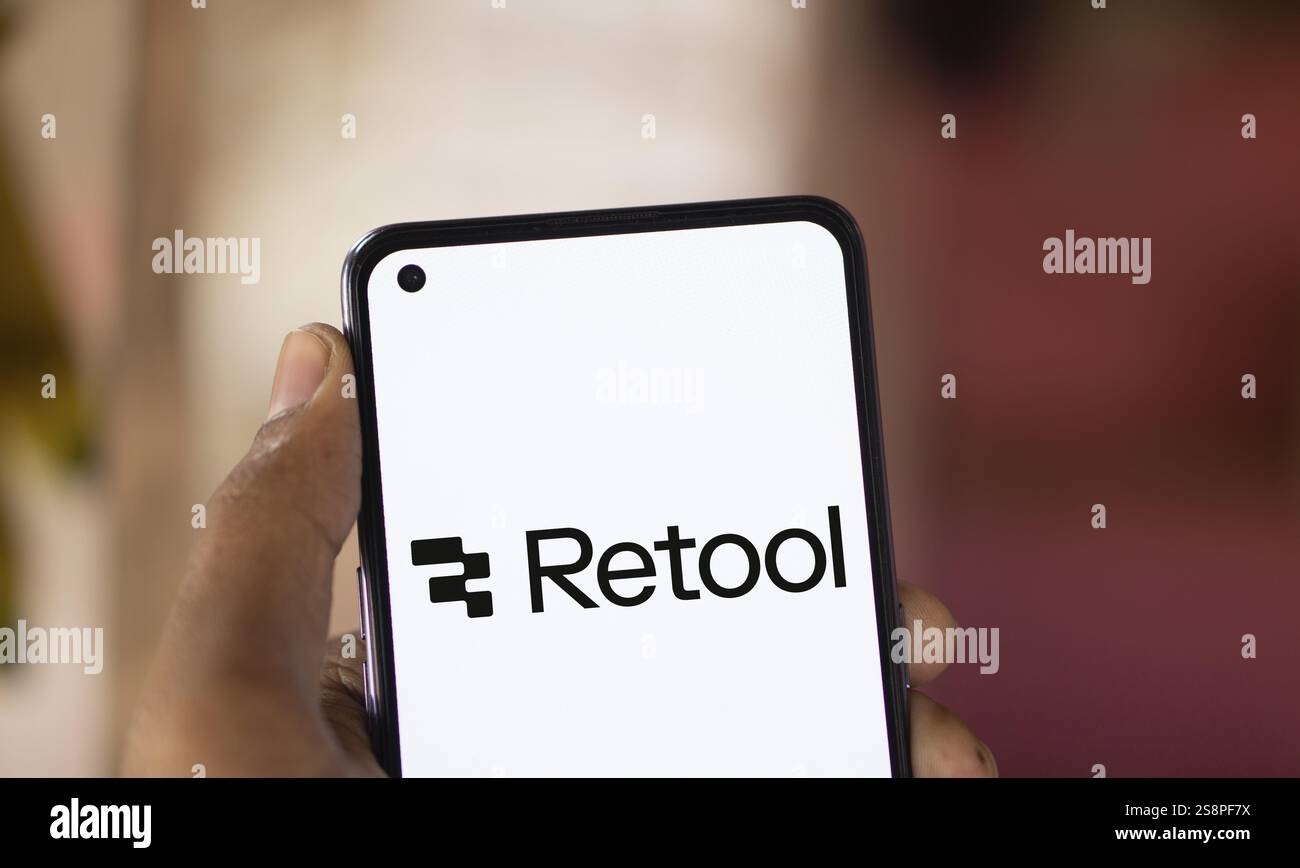 Das Logo für das Werkzeug wird auf dem Smartphone angezeigt. Das UmTool ist eine schnelle Methode, um ein internes Werkzeug zu erstellen Stockfoto