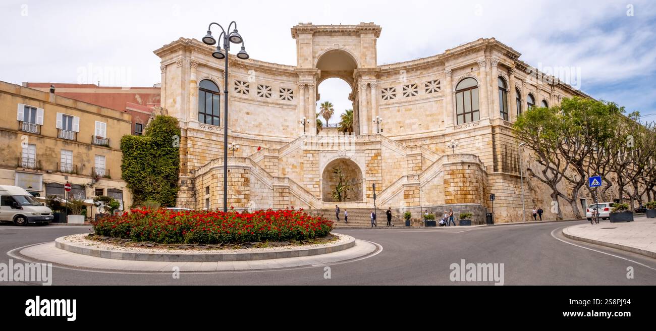 Blühender Verkehrskreis und Laterne an der Bastion Saint Remy (Bastione di Saint Remy), Gebäude mit Terrasse und Promenade für kulturelle Veranstaltungen, Histo Stockfoto