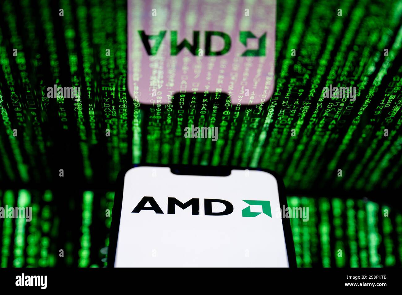 In dieser Abbildung wird das AMD-Logo auf einem Smartphone angezeigt. Stockfoto