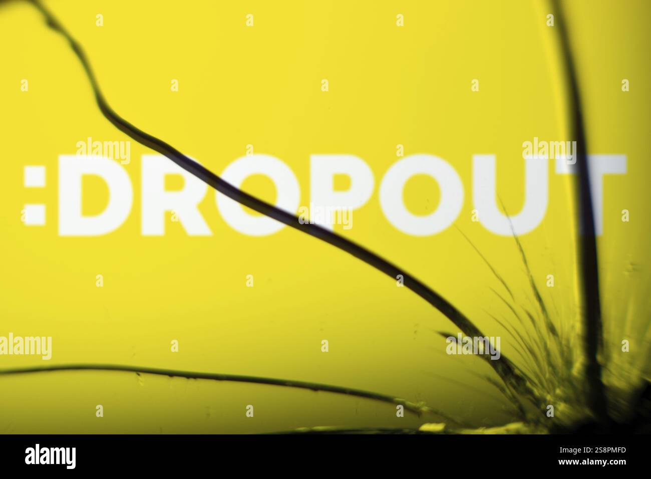 Auf dem zerbrochenen Glas ist das Dropout-Logo zu sehen. Dropout ist ein US-amerikanischer Comedy-Streaming-Dienst, der von der Produktionsfirma betrieben wird Stockfoto