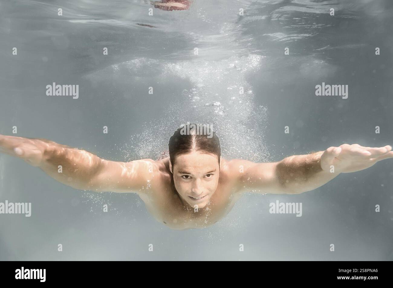 Ein Bild von einem Mann Tauchen in einem Pool Stockfoto
