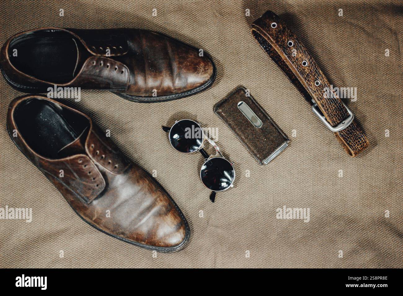 Braune Lederschuhe mit Vintage-Accessoires und rustikaler Atmosphäre Stockfoto
