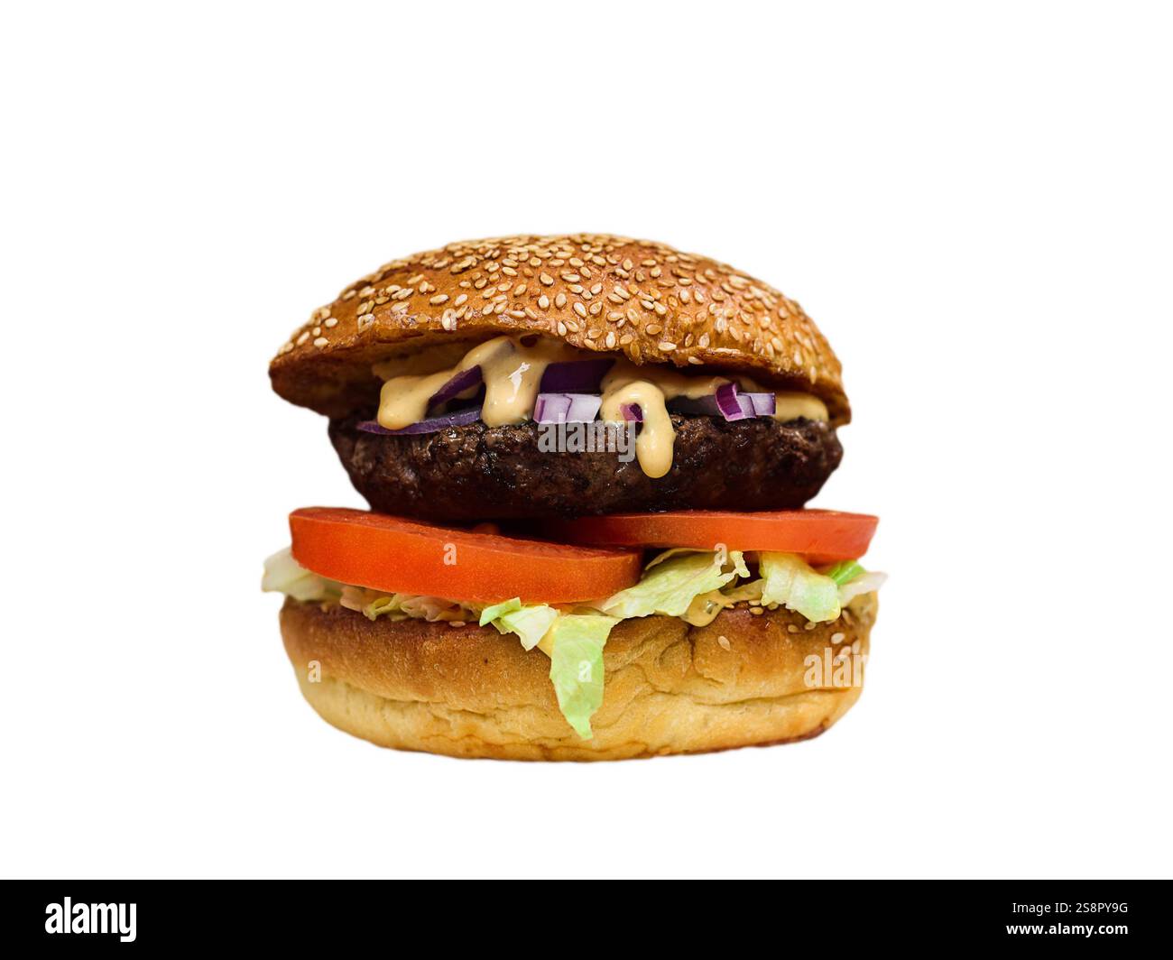 Hamburger auf Sesambrötchen mit Salattomaten und Zwiebeln, isoliert geschnitten auf weiß Stockfoto