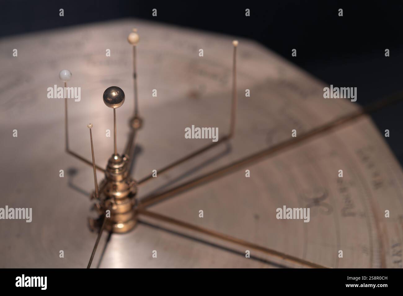 Mechanisches Orreriemodell aus Messing, das die Planetenausrichtung und die Umlaufbahnen zeigt Stockfoto