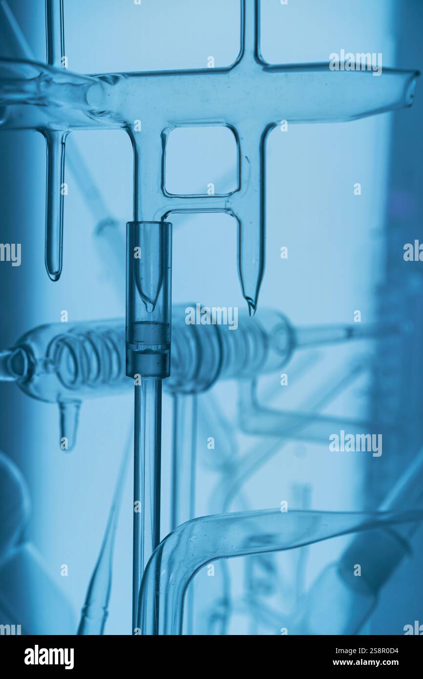 Nahaufnahme komplizierter blauer Laborglasapparate für wissenschaftliche Experimente Stockfoto