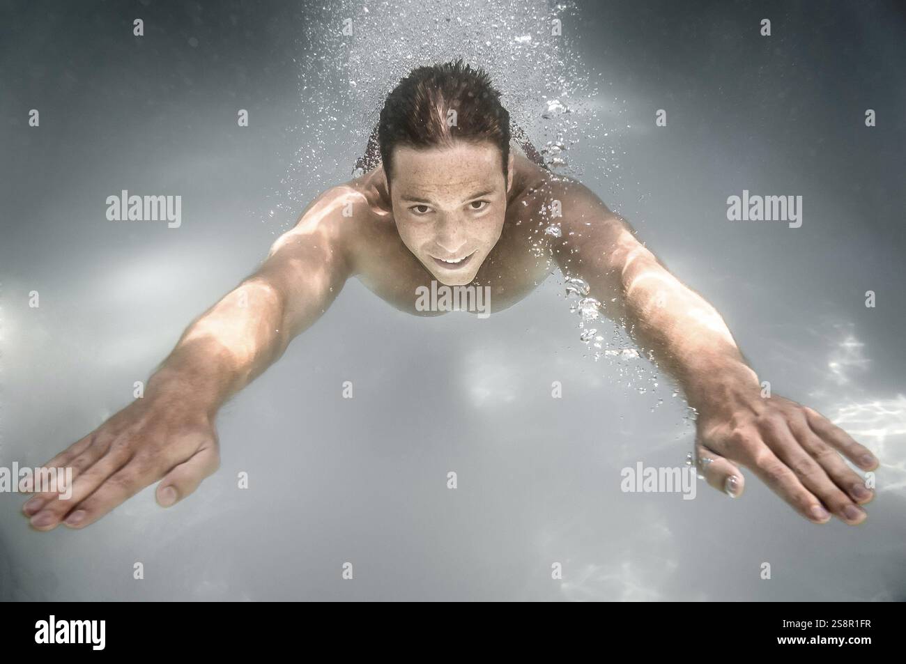 Ein Bild von einem Mann Tauchen in einem Pool Stockfoto