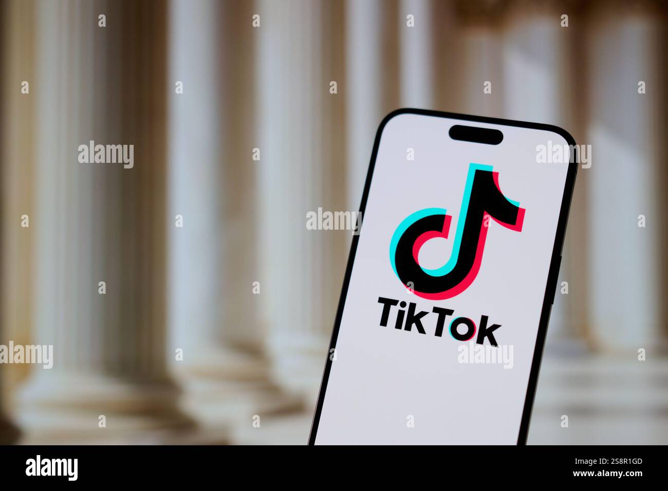 Die TikTok App und das Logo sind auf einem Mobilgerät in diesem Foto zu sehen, das am 14. Januar 2025 in Warschau, Polen, aufgenommen wurde. (Foto: Jaap Arriens / SIPA USA) Stockfoto
