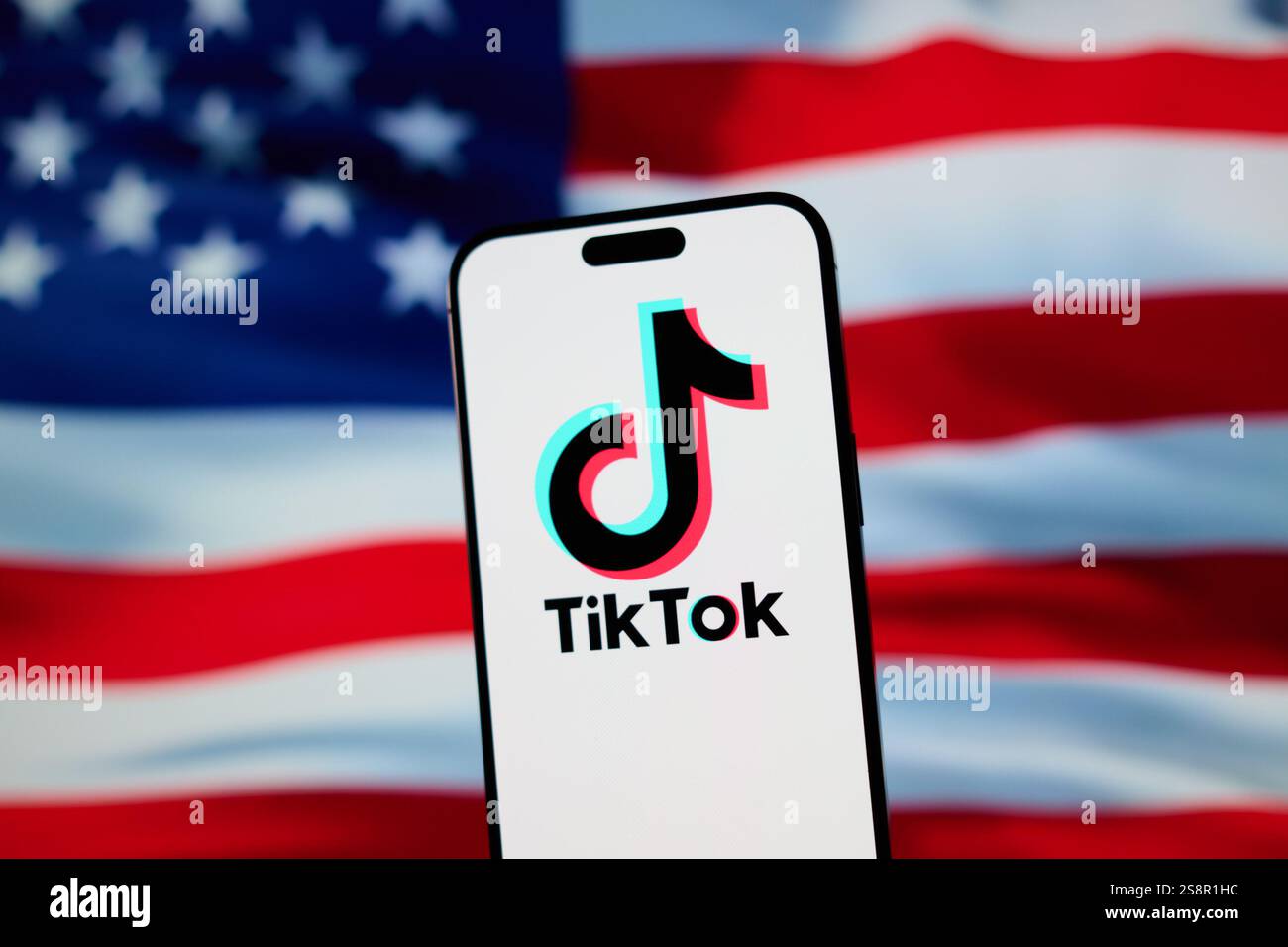 Die TikTok App und das Logo sind auf einem Mobilgerät in diesem Foto zu sehen, das am 14. Januar 2025 in Warschau, Polen, aufgenommen wurde. (Foto: Jaap Arriens / SIPA USA) Stockfoto