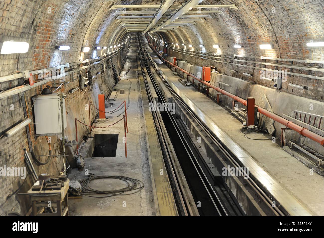 Leerer Tunnel mit Schienen und historischer Architektur, einheitliche Beleuchtung vorhanden, Istanbul, Istanbul Modern, Istanbul, Türkei, Asien Stockfoto