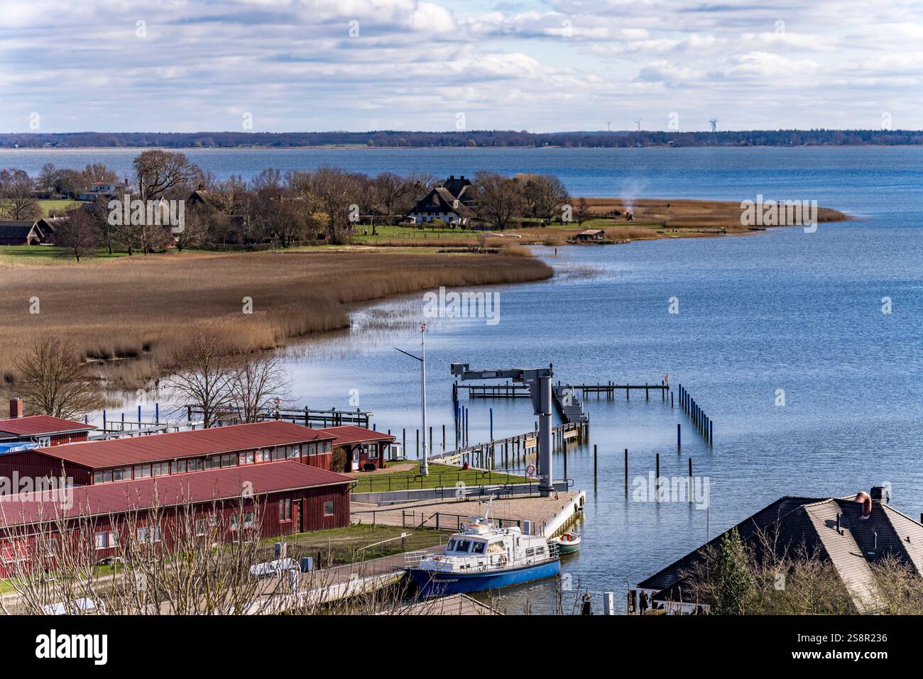 Blick von oben auf den Hafen vom Ostseebad Wustrow und den Saaler Bodden, Fischland, Mecklenburg-Vorpommern, Deutschland | Vogelperspektive über Wust Stockfoto