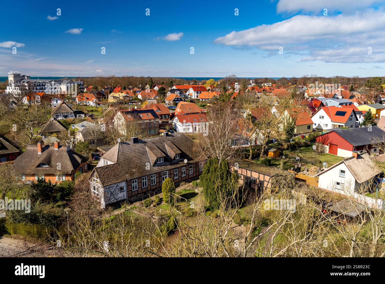 Blick von oben auf das Ostseebad Wustrow, Fischland, Mecklenburg-Vorpommern, Deutschland | Vogelperspektive über Wustrow, Halbinsel Fischland, Mecklen Stockfoto