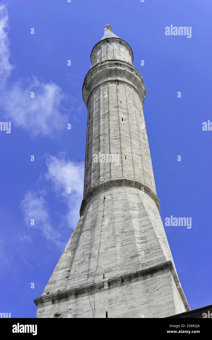 Ein hohes Minarett erhebt sich in den hellblauen Himmel, Istanbul, Istanbul Modern, Istanbul, Türkei, Asien Stockfoto