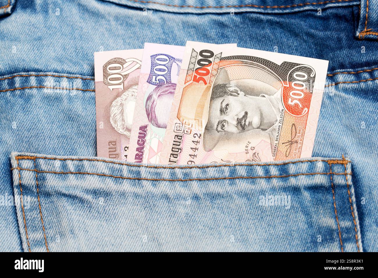 Altes nicaraguanisches Geld - cordoba in der Tasche der blauen Jeans Stockfoto