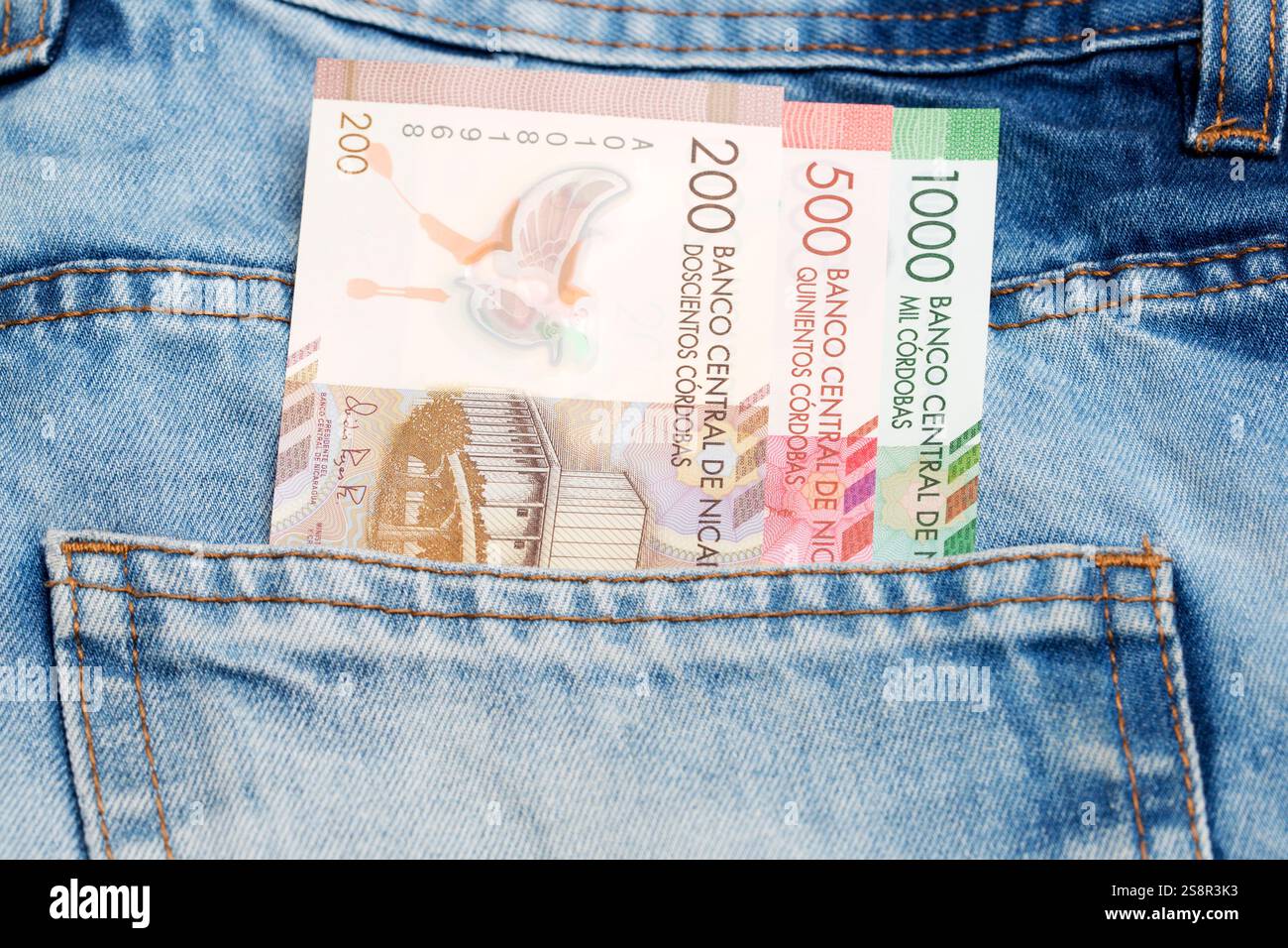 Nicaraguanisches Geld - cordoba in der Tasche der blauen Jeans Stockfoto