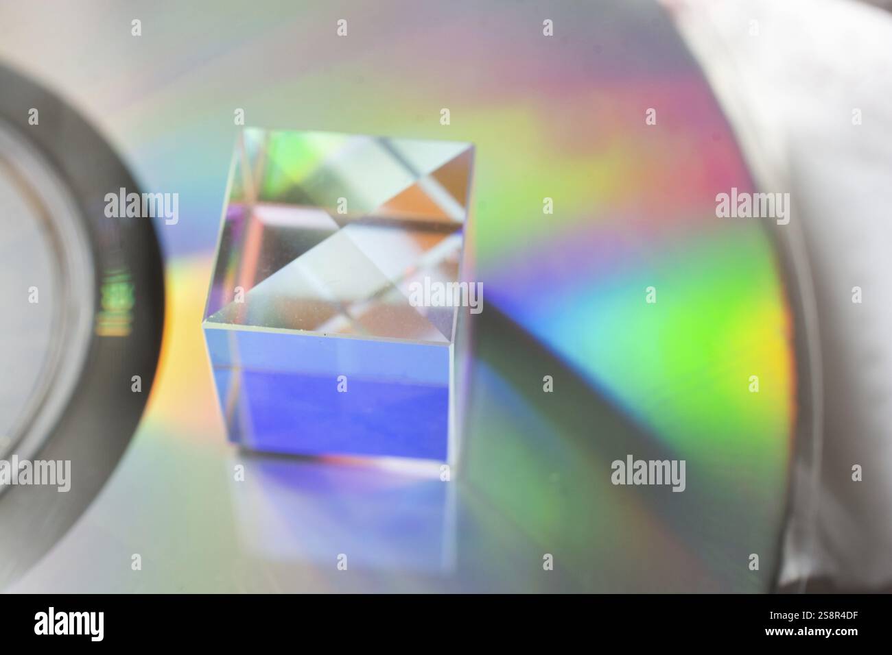 Optischer Glaswürfel Lichtstreuung, Spektrum. Physik-Optik Stockfoto