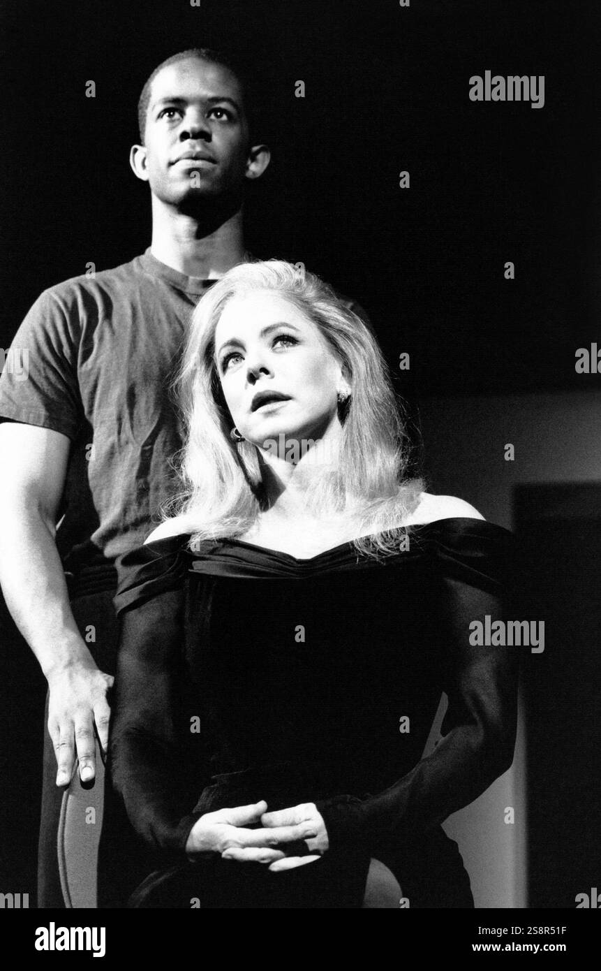 Adrian Lester (Paul), Stockard Channing (Ouisa) in SIX DEGREES OF SEPARATION von John Guare am Royal Court Theatre, London SW1 18/06/1992 in Zusammenarbeit mit dem Theatre of Comedy Design: Mark Thompson Beleuchtung: Rick Fisher Regie: Phyllida Lloyd Stockfoto