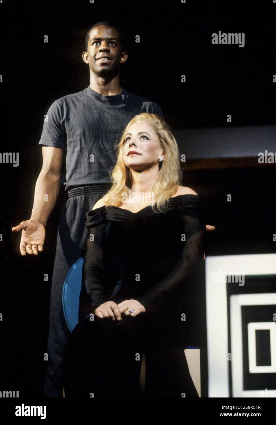 Adrian Lester (Paul), Stockard Channing (Ouisa) in SIX DEGREES OF SEPARATION von John Guare am Royal Court Theatre, London SW1 18/06/1992 in Zusammenarbeit mit dem Theatre of Comedy Design: Mark Thompson Beleuchtung: Rick Fisher Regie: Phyllida Lloyd Stockfoto