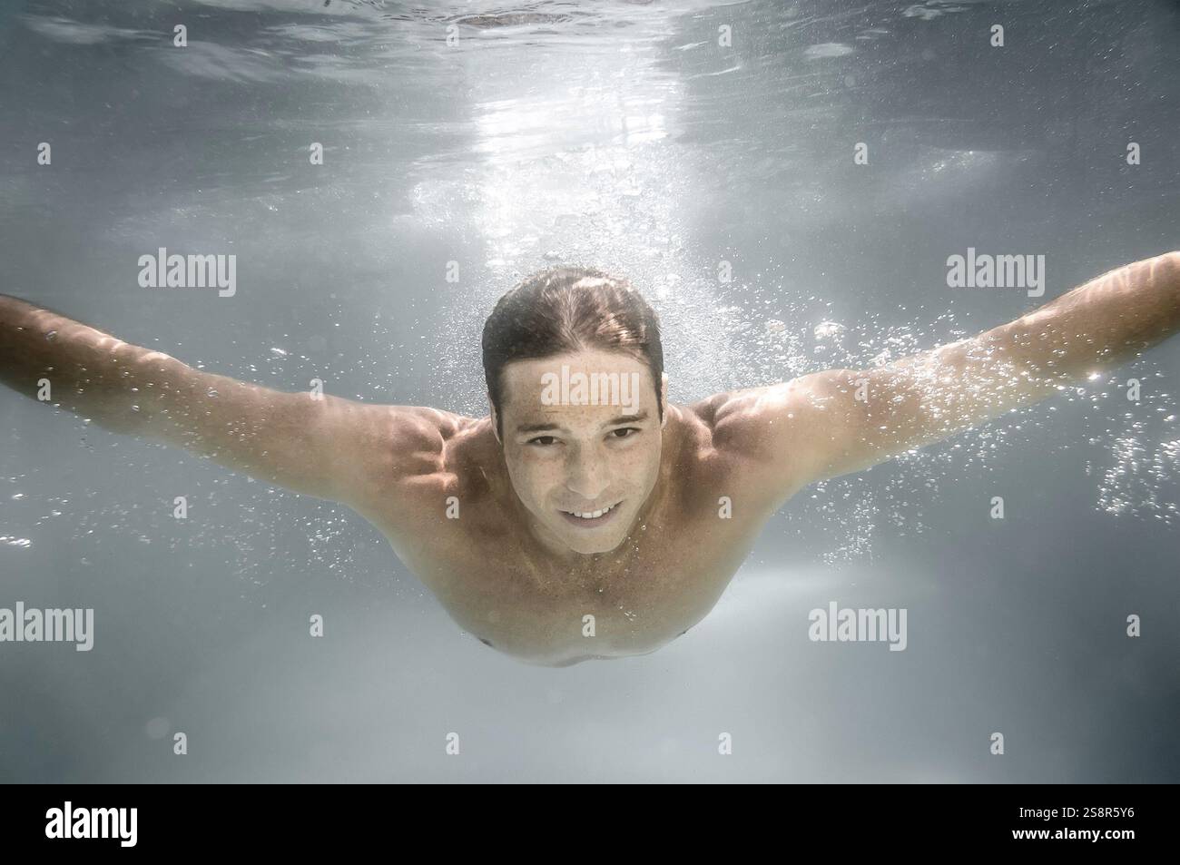 Ein Bild von einem Mann Tauchen in einem Pool Stockfoto