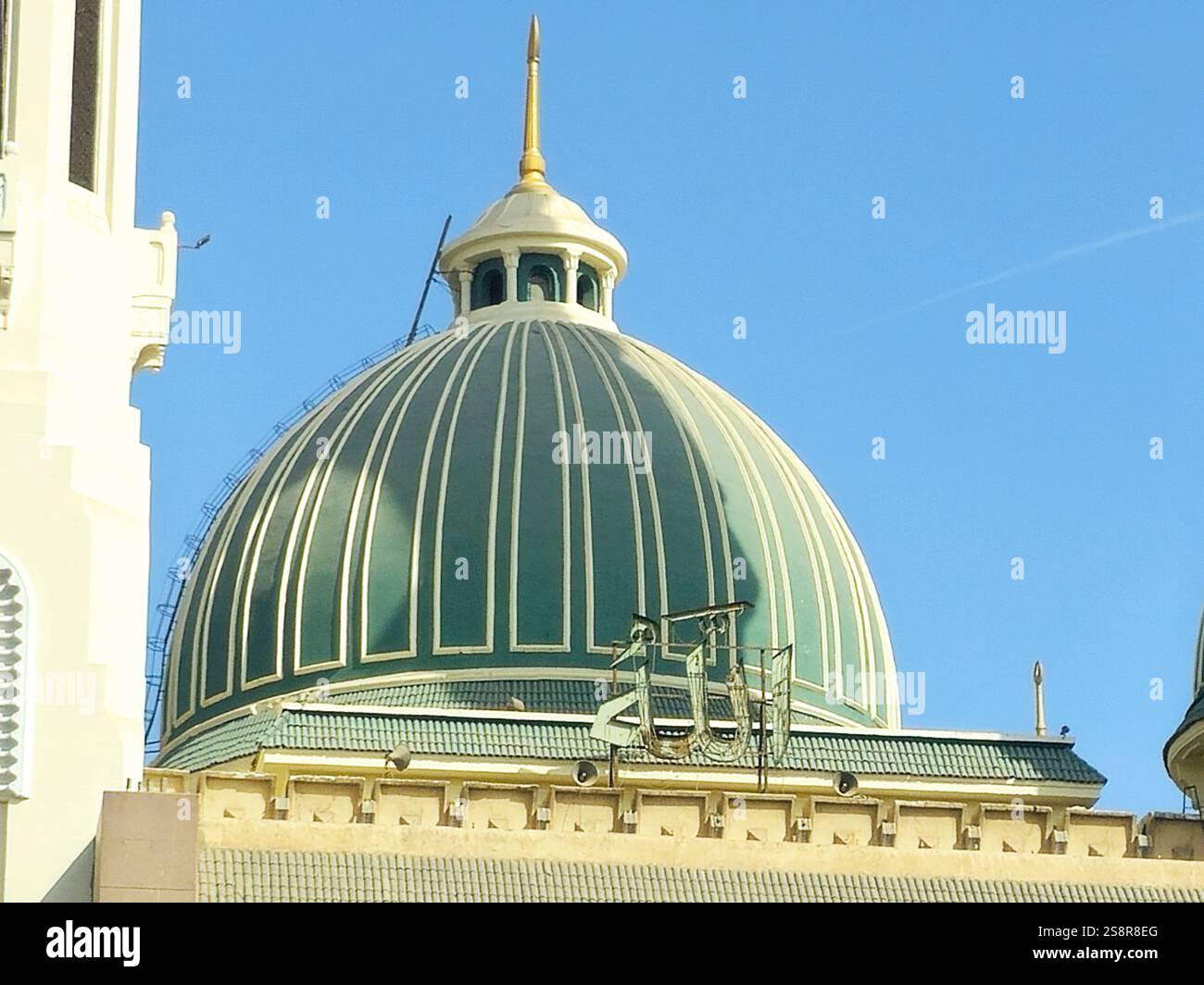 Kairo, Ägypten, 18. Januar 2025: Die helle Moschee oder Masjid Al Nour in El Abaseya Abbassia in Kairo, hat mehrere schöne Minarette und Stockfoto