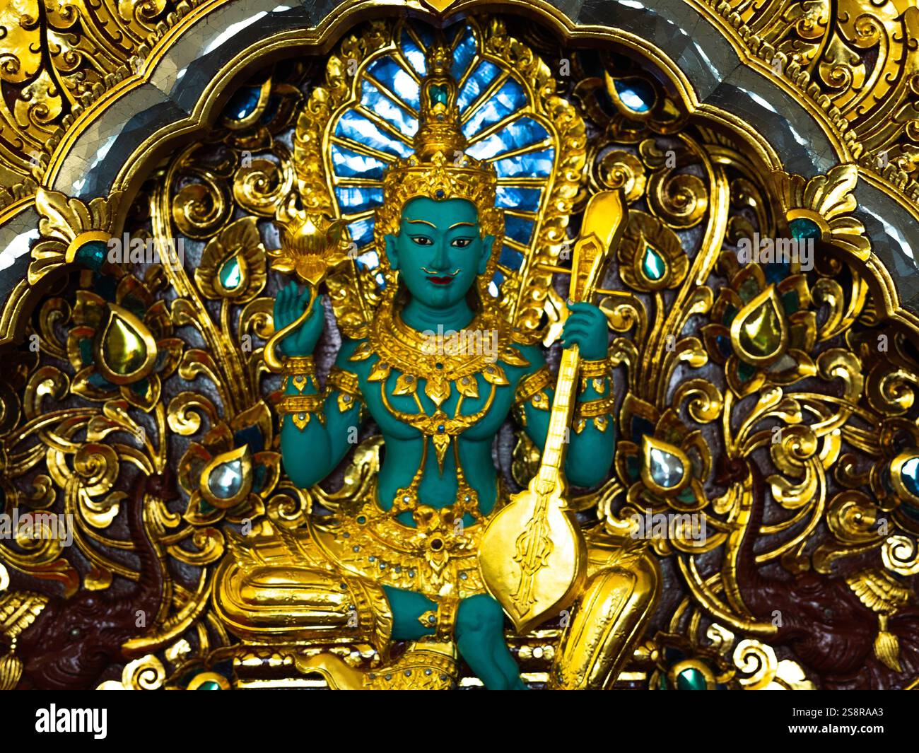 Indra Statue Grüner Riese, Statuen in thailändischen Tempeln. Thailändische Kunst im Tempel. Ruhig und glauben. Stockfoto