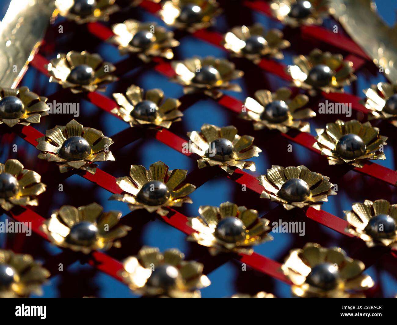 Goldene Blumen an der Wand, thailändische Kunst im Tempel. Ruhig und glauben. Stockfoto