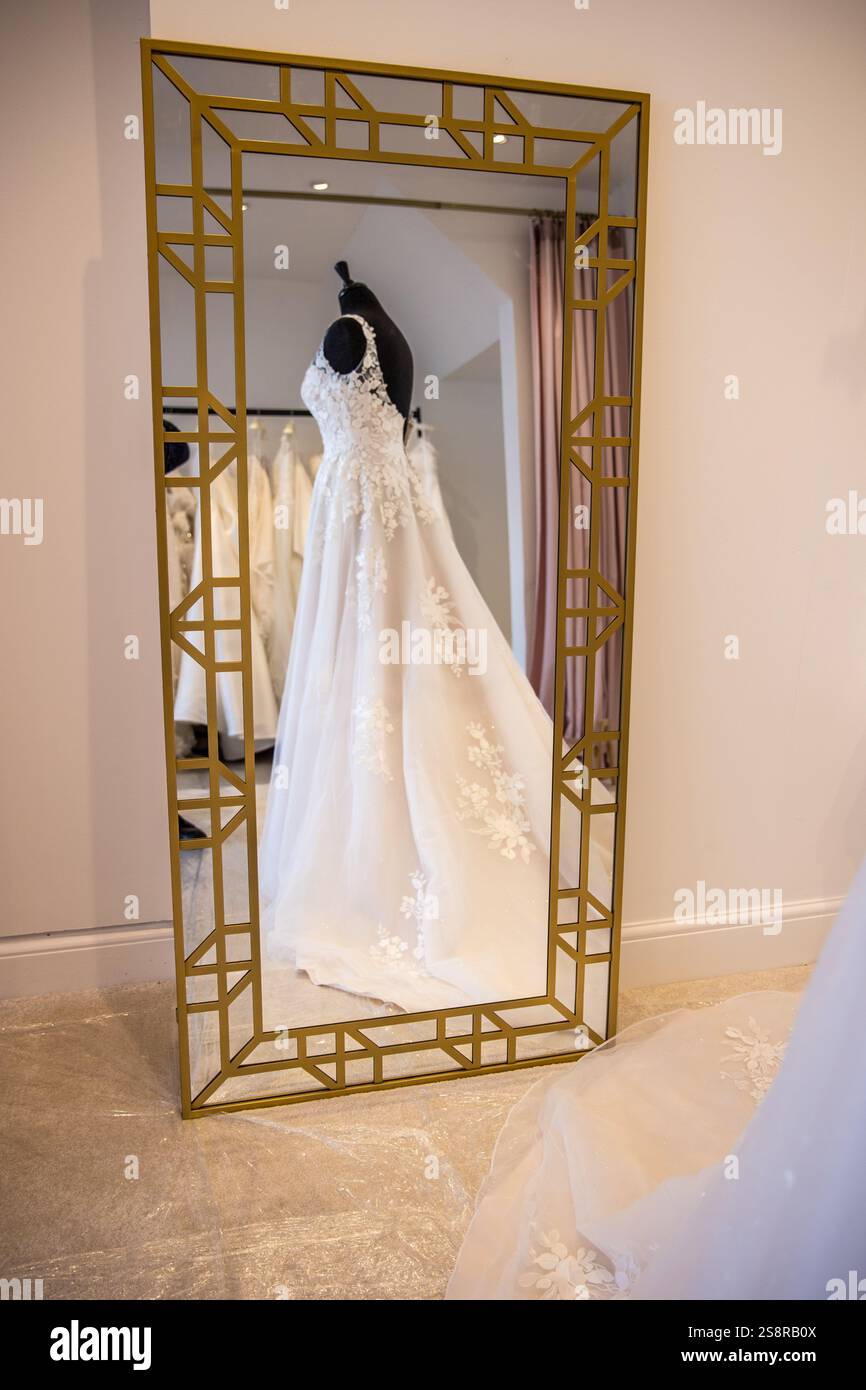 Hochzeitskleid in einem Hotelzimmer mit Spiegel. Stockfoto