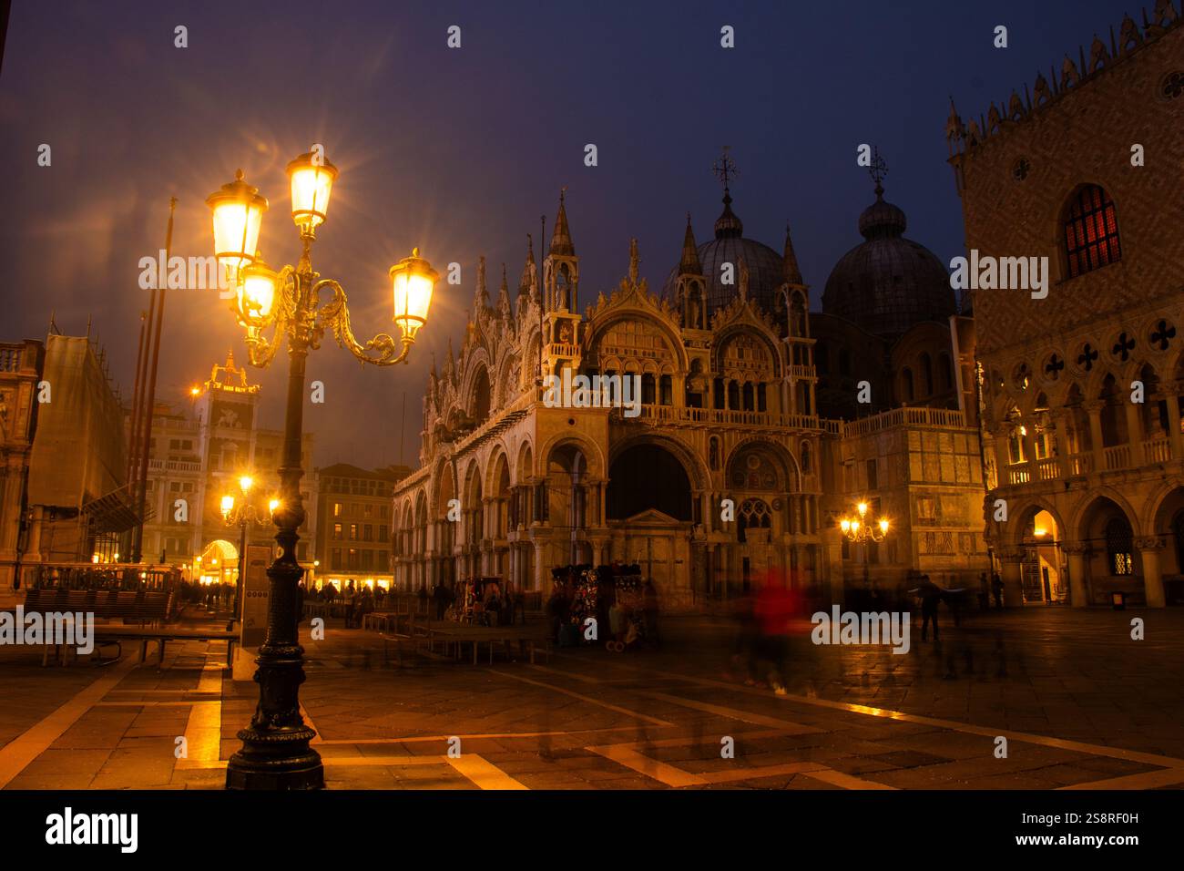Abend im berühmten Markusdom im wunderschönen Venedig Stockfoto