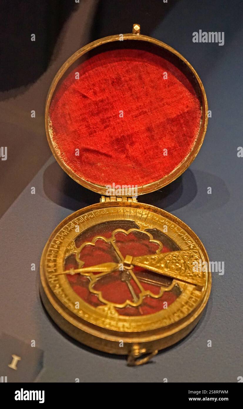 Messing Kompass. Iranische, 1800-75. Der magnetische Kompass, eine chinesische Erfindung, hatte im Nahen Osten vom 13. Jahrhundert angekommen. Ursprünglich in der Navigation beschäftigt, war es bald für religiöse verwenden, um die Richtung der Ka'bah in Mekka zu etablieren angepasst. Stockfoto